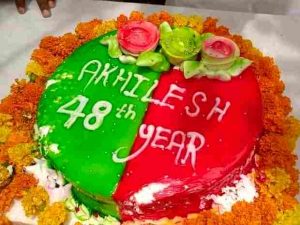 48th birthday of sp president akhilesh yadav celebrated his birthday with great pomp by cutting a cake