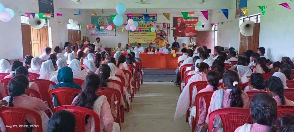 Smartphones distributed to 300 students in Swami Vivekananda PG College